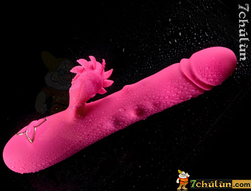 Vibrating dildo Esther licking clitoris